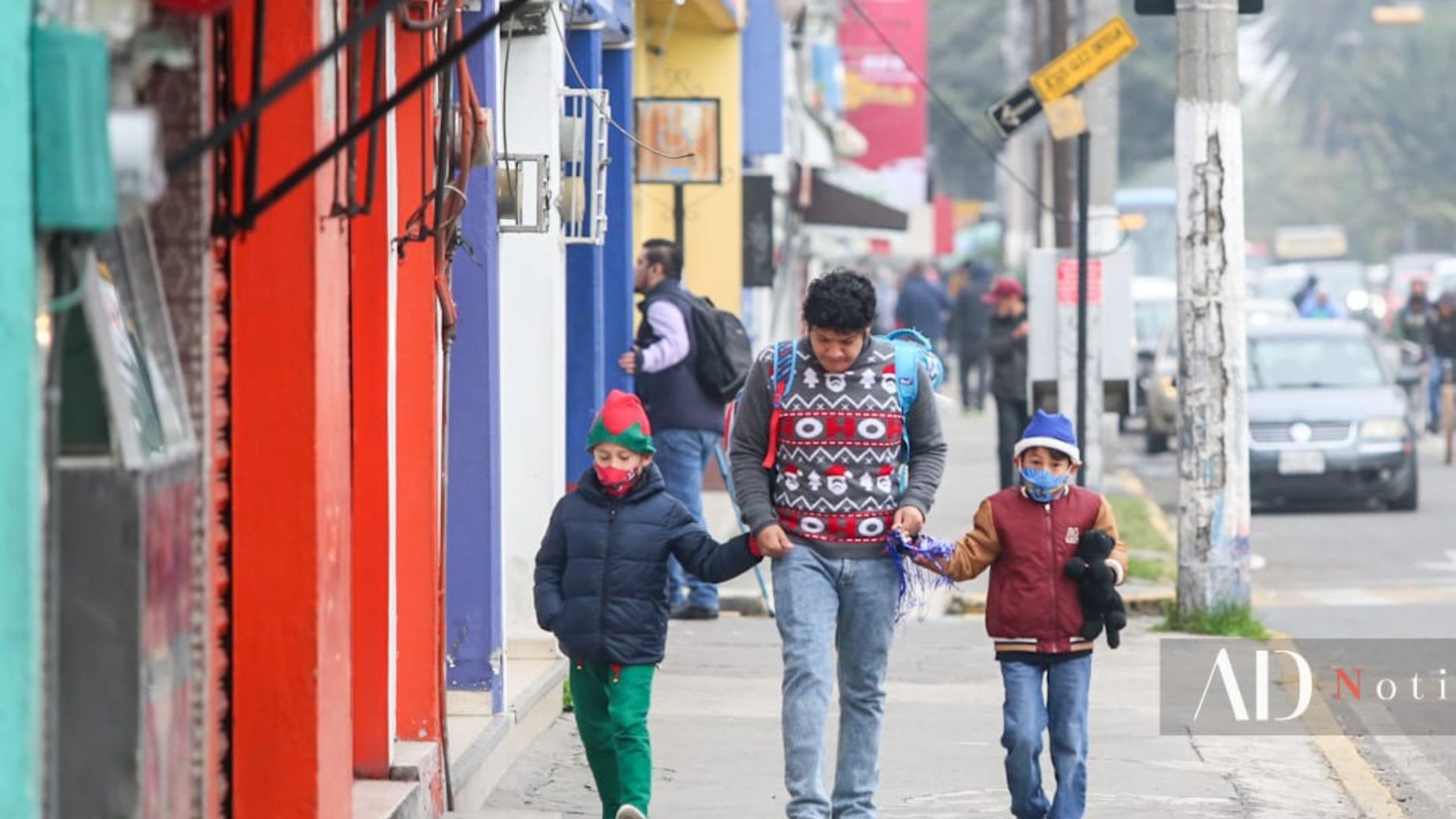 Gente caminando por las calles de Toluca