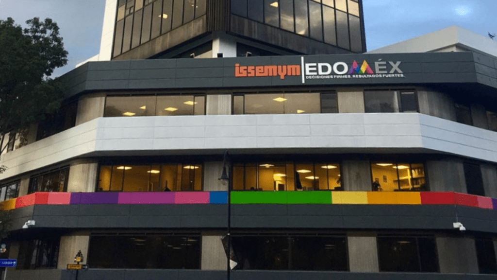 Fachada del edificio de Issemym en Edomex, con un letrero visible que dice 'Issemym EDOMÉX' y un diseño colorido en la parte inferior.