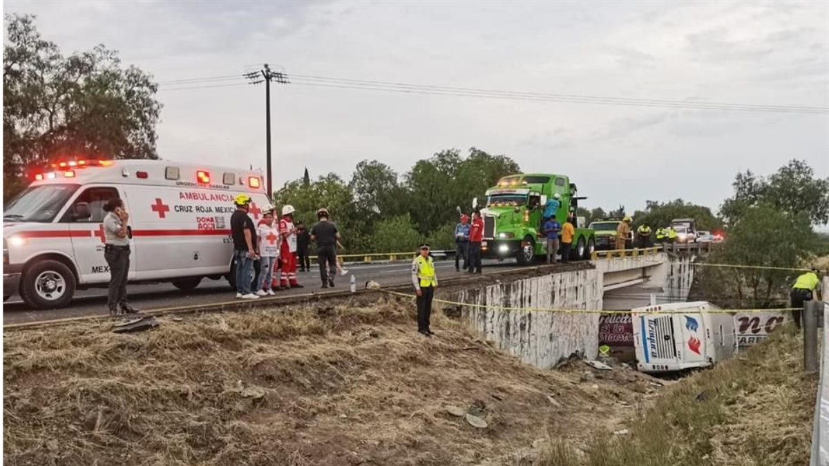 Autobús de pasajeros vuelca en carretera de Acolman Hay tres muertos y