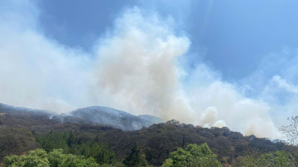 Controlan incendio en Atizapán de Zaragoza.
