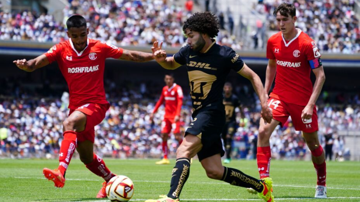 Los Diablos Rojos del Toluca con los Pumas Universitarios