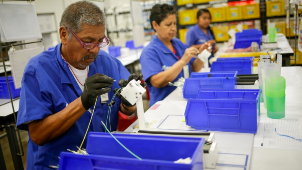 Personas trabajando en una fábrica.