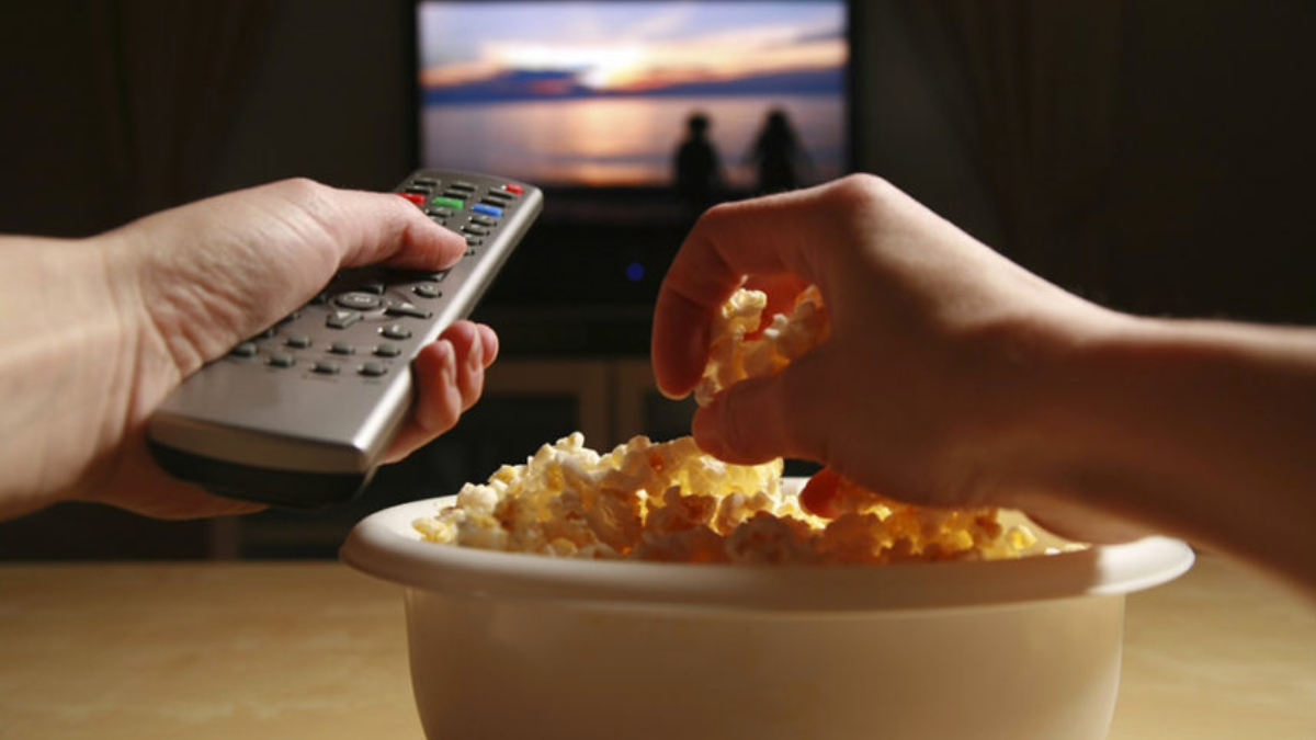 Persona viendo la televisión desde su casa.