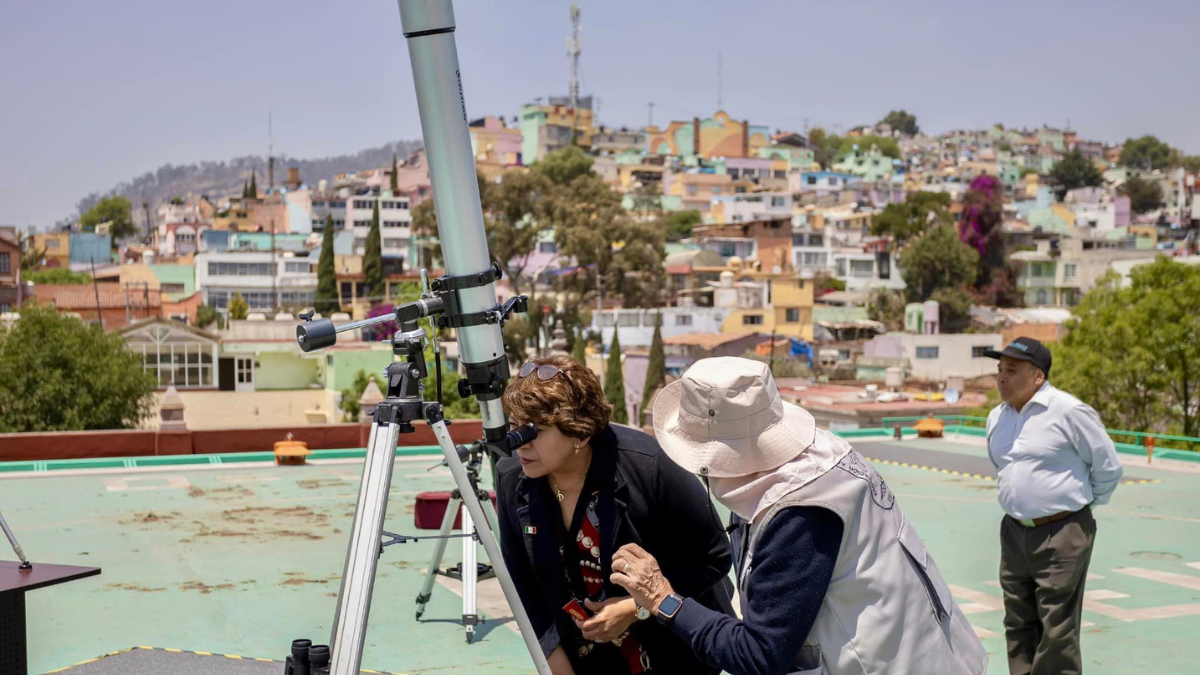 Delfina Gómez eclipse solar