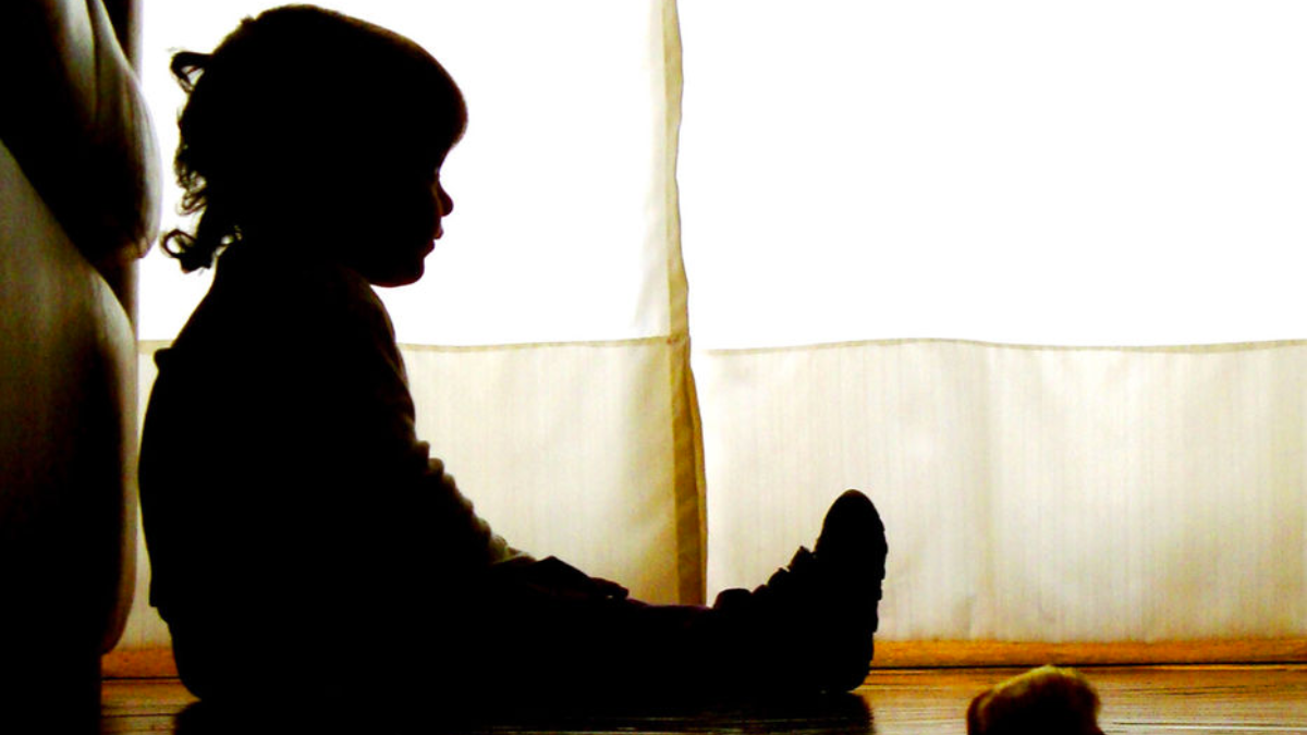 Niños cada vez más pasan tiempo solos en casa.