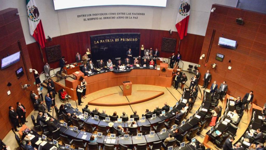 Vista panorámica del Senado de México, mostrando a los senadores durante una sesión legislativa con banderas y un diseño moderno.