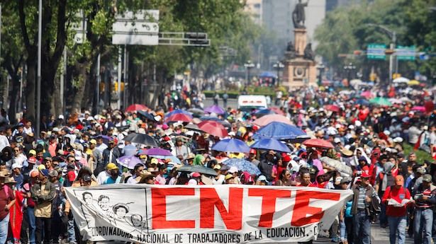 CNTE marcha y declara paro indefinido en el Día del Maestro; AMLO anuncia aumento salarial