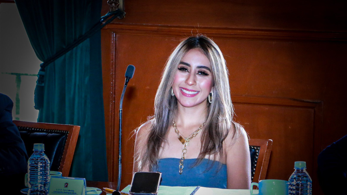 Pide Mariela Mora licencia