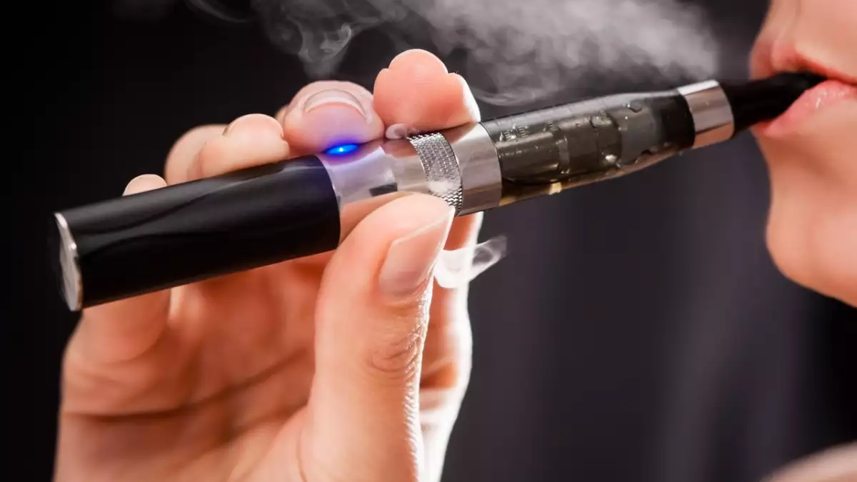Persona fumando un vapadeor
