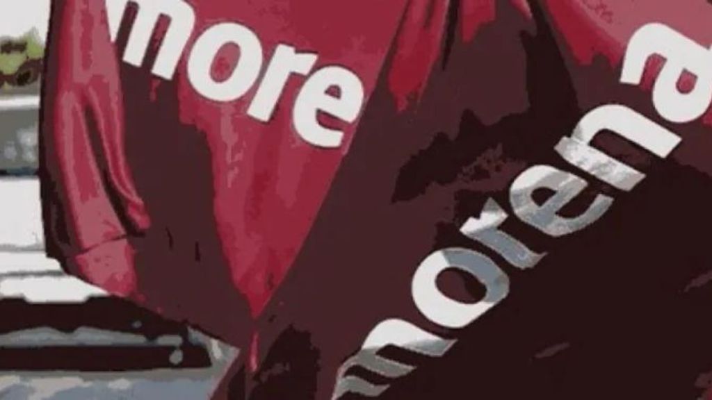 Una camiseta de color rojo con la palabra 'Morena' en letras blancas.