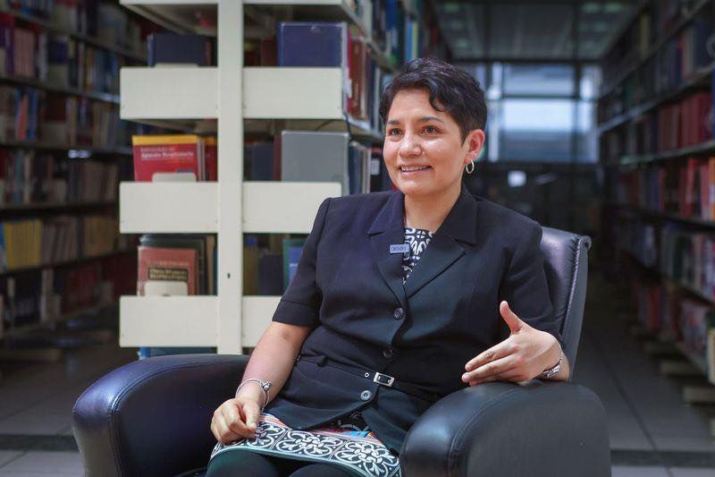 Alejandra Donají evalúa niveles de desnutrición de las infancias. / FOTO: Especial