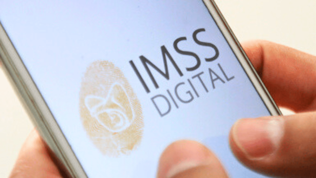 Una mano sostiene un teléfono que muestra la pantalla del Tarjetón Digital del IMSS, con el logo del Instituto Mexicano del Seguro Social.
