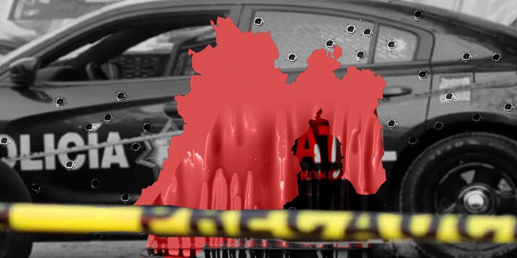 Imagen que muestra un fondo de un vehículo policial con marcas de balas, sobre el cual se superpone un contorno rojo que representa una región, simbolizando violencia y criminalidad.