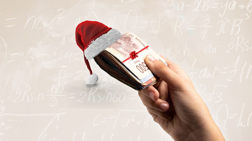 Mano sosteniendo billetes mexicanos decorados con un gorro navideño sobre un fondo con fórmulas matemáticas.
