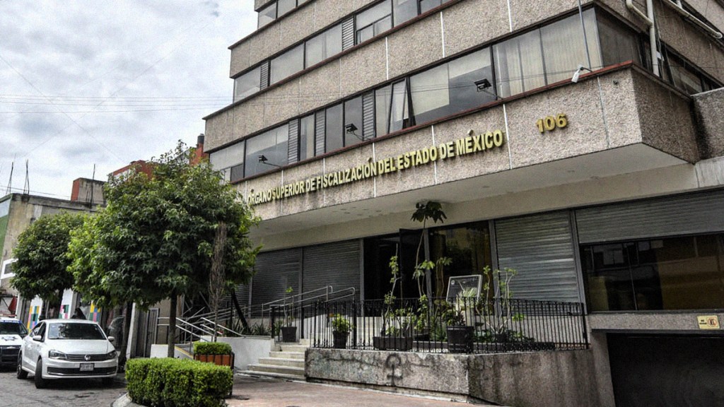 Exterior view of the Organo Superior de Fiscalizacion del Estado de Mexico building, featuring a modern architectural design, with greenery and vehicles nearby.