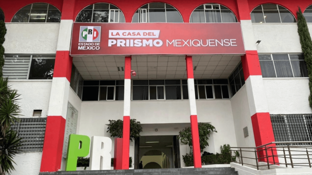Edificio del PRI en el Estado de México con un letrero que dice 'LA CASA DEL PRIISMO MEXIQUENSE' en la fachada.