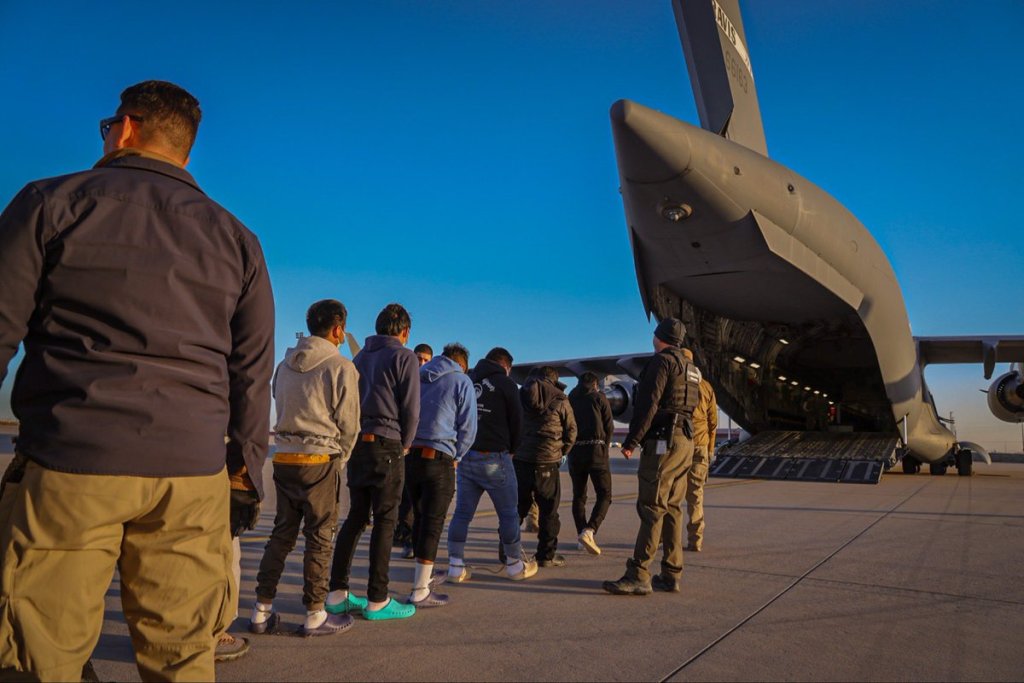 Deporta EU a 2 mil migrantes