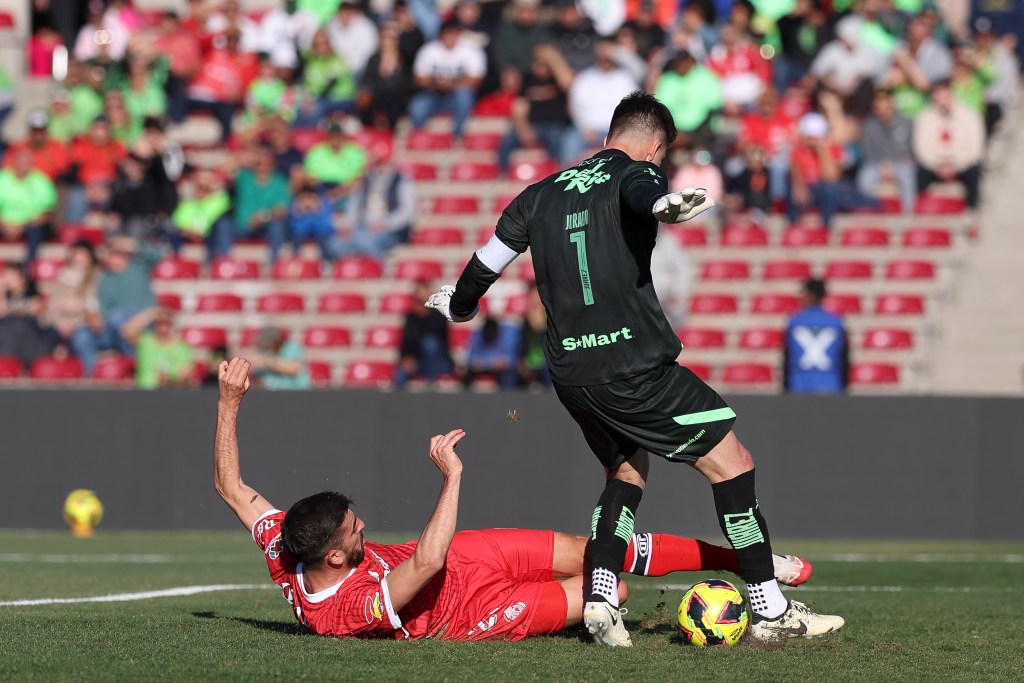 Paulinho goleador del Toluca FC aprovecha el error de Jurado en la victoria de los diablos