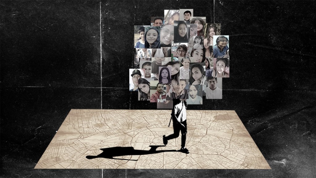 Una persona caminando sobre un mapa, con un fondo de rostros superpuestos en forma de nube encima de su cabeza.