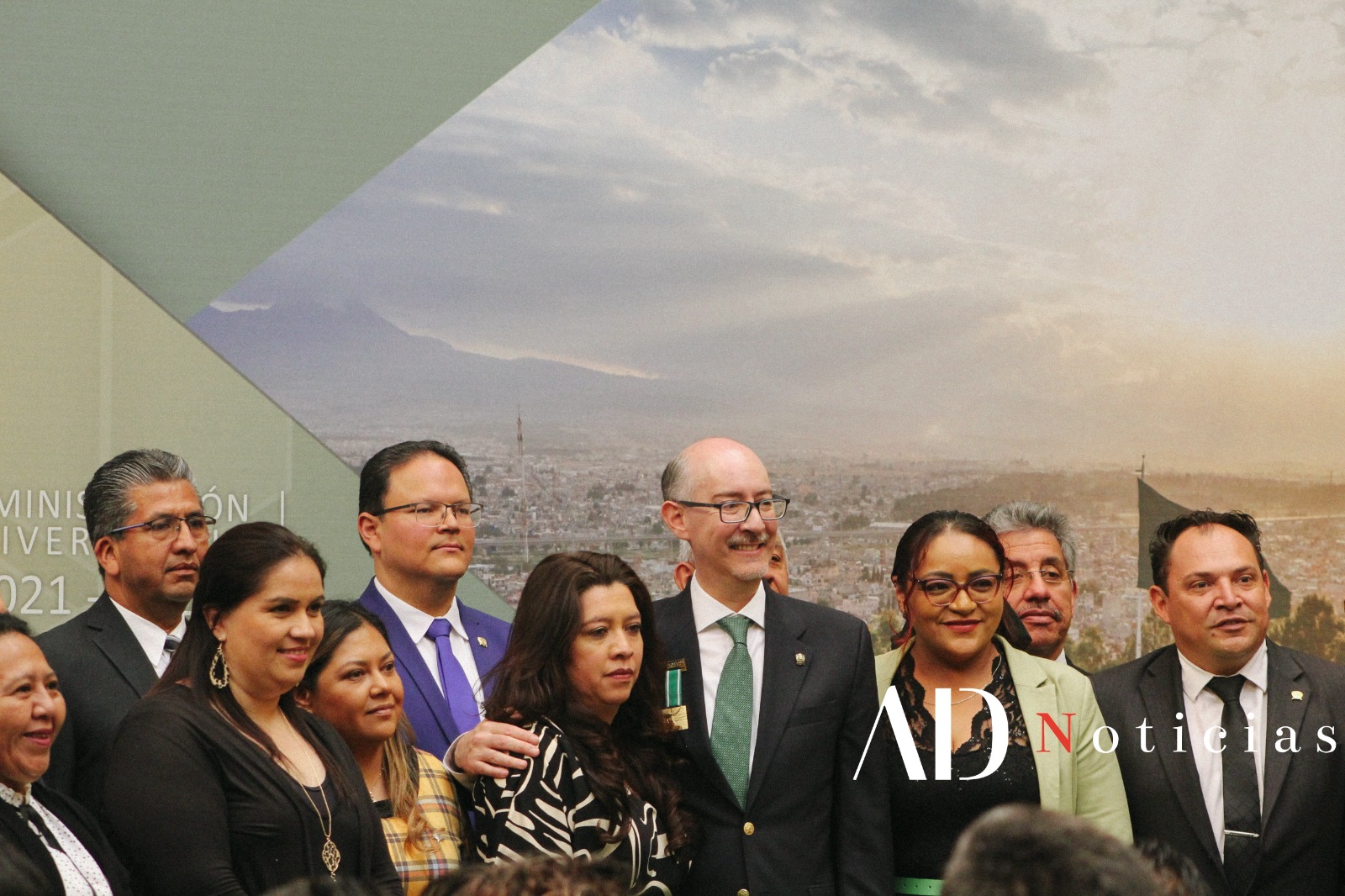 Entre elogios a la 4T rector de la UAEMex rinde su último informe