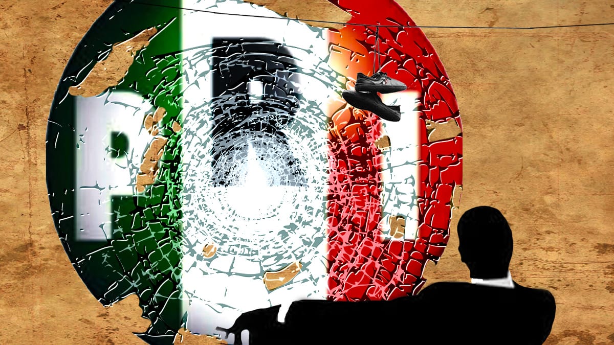 Un fondo texturizado con un emblema roto que combina los colores de la bandera de México, en el que se observa una figura oscura sentada frente a un agujero; un zapato cuelga sobre el símbolo.