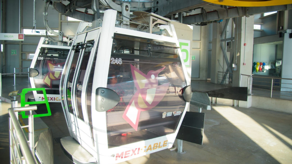 Cabinas del teleférico Mexibús en la estación, con luz natural iluminando el interior.