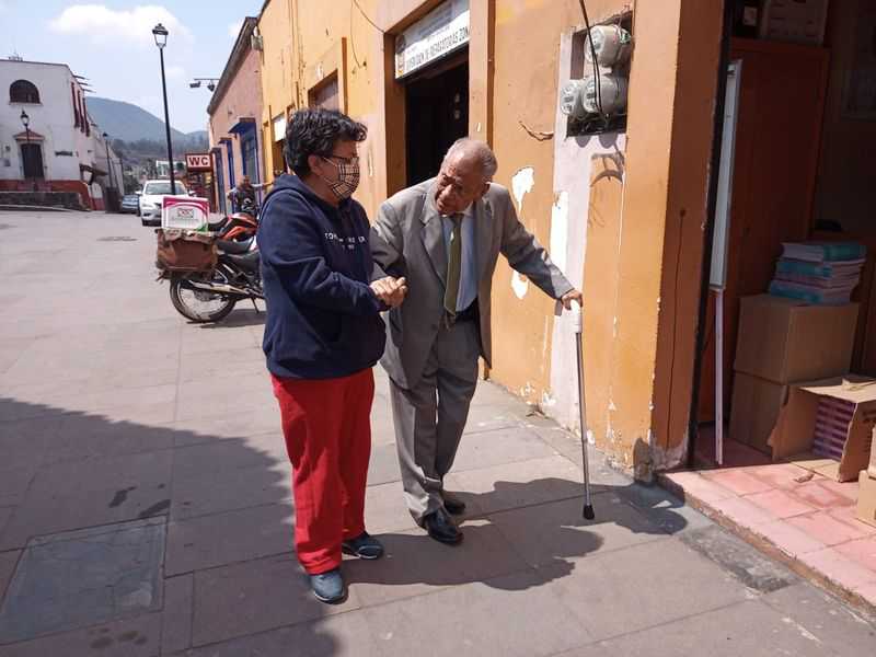  Regino Amaro fue alumno, maestro y director de la primaria más antigua de Tlalmanalco. Hoy, a sus 98 años, sigue trabajando como supervisor escolar.