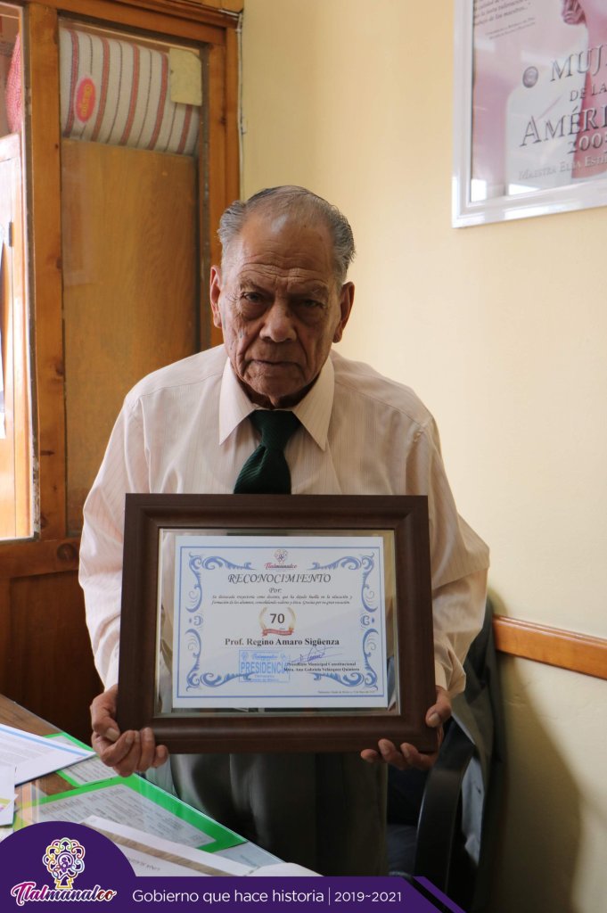  Regino Amaro fue alumno, maestro y director de la primaria más antigua de Tlalmanalco. Hoy, a sus 98 años, sigue trabajando como supervisor escolar.