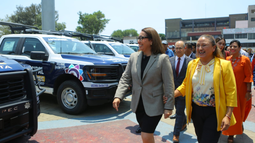 Azucena Cisneros apoyos a policías