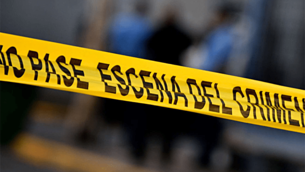 Cinta amarilla de advertencia con el texto 'NO PASE ESCENA DEL CRIMEN'.