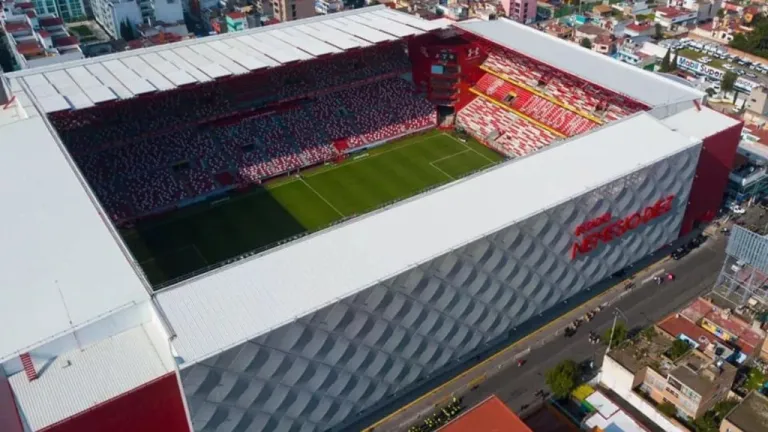 Vista aérea del Estadio Nemesio Diez, hogar del club Toluca, durante un día de partido con afición en las gradas.