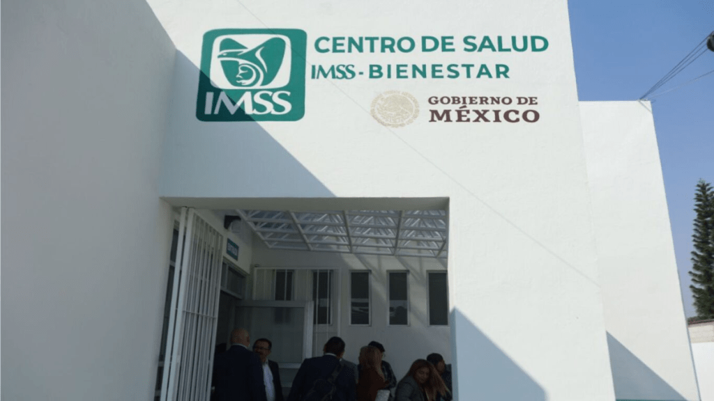Entrada del Centro de Salud IMSS-Bienestar, con logotipo del IMSS y Gobierno de México visible en la pared.