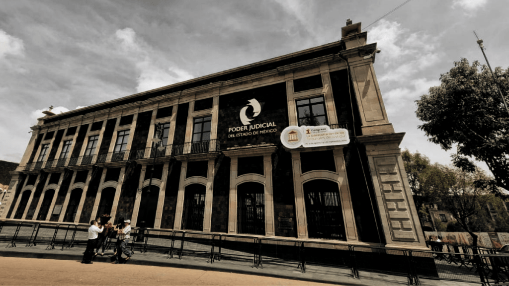 Edificio del Poder Judicial del Estado de México, con un grupo de personas en la entrada, durante el Programa de Audiencias Ciudadanas en Tlalnepantla de Baz.