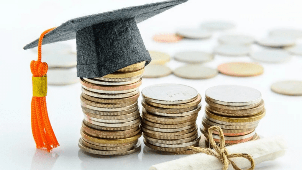 Una pila de monedas con un birrete de graduación en la parte superior y un diploma enrollado atado con cuerda.
