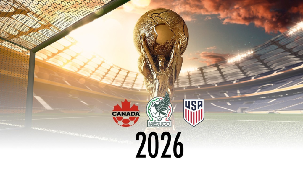Trofeo de la Copa Mundial 2026 con los logotipos de Canadá, México y Estados Unidos en un estadio de fútbol iluminado.