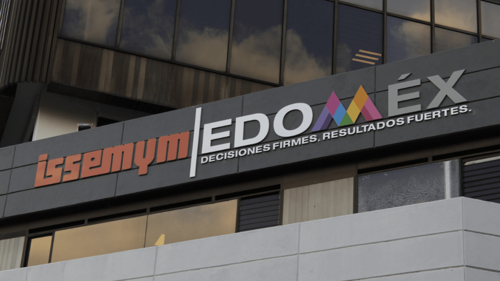 Fachada del Instituto de Seguridad Social del Estado de México y Municipios (ISSEMyM) con su logo y lema visible.