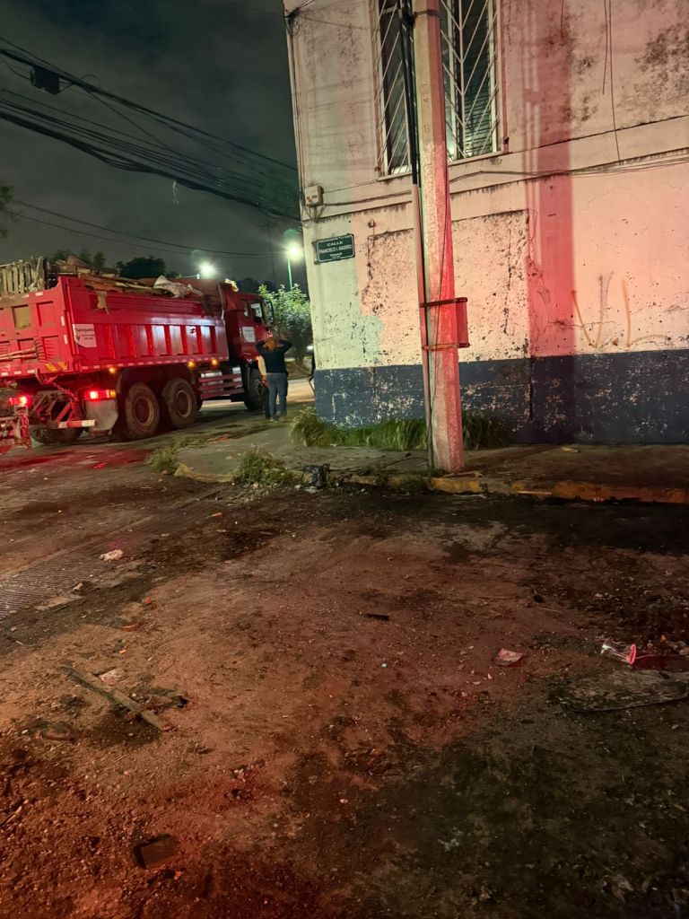 En el pueblo San Lucas Patoni, se llevó a cabo el retiro de redilas y tarimas que generaba inseguridad, insalubridad y fauna nociva