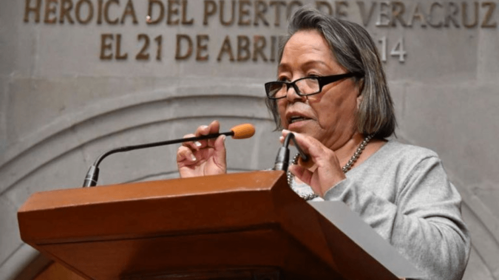 Trinidad Franco, exoficial mayor del Gobierno del Estado de México, habla en un podio durante su reaparición pública, mostrando un mensaje de agradecimiento y esperanza tras problemas de salud.