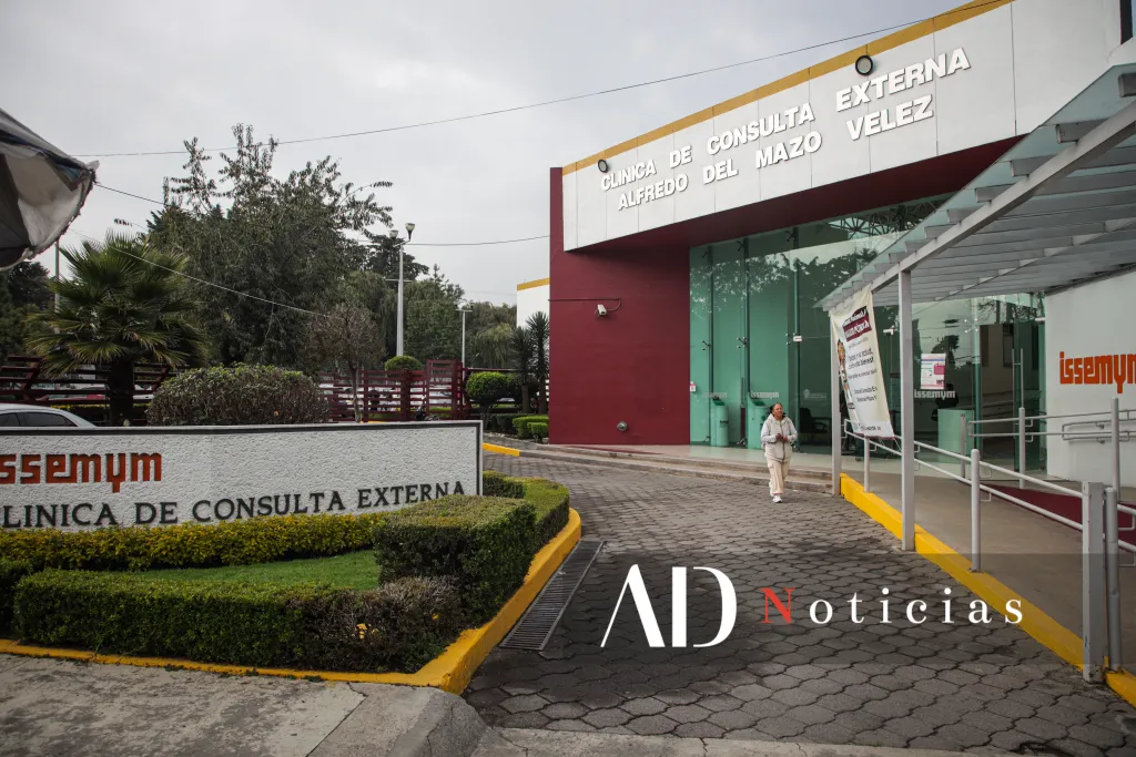Fachada de la Clínica de Consulta Externa Alfredo del Mazo Vélez del ISSEMyM, con un camino de acceso y vegetación en los alrededores.