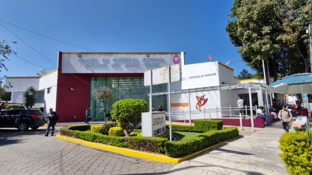 Edificio de la Clínica de Consulta Externa Alfredo del Mazo, ubicado en el Estado de México, con un ambiente soleado y bien mantenido.