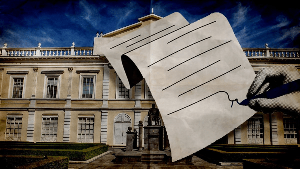 Una mano sosteniendo un bolígrafo firma un documento frente a un edificio histórico con ventanas y jardines.