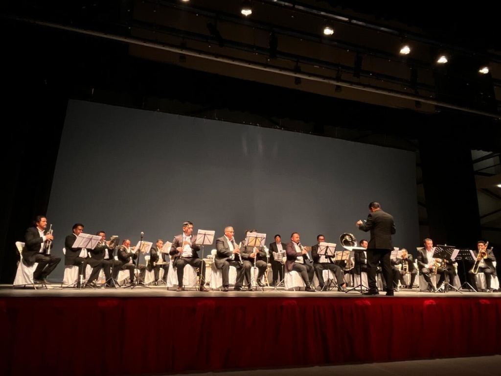 Concierto de la Banda Sinfónica Municipal de Lerma durante su 40 aniversario, con músicos en el escenario y un director dirigiendo.