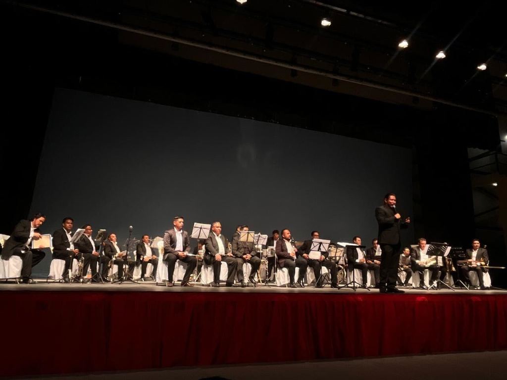 Concierto de la Banda Sinfónica Municipal de Lerma, celebrando su 40 aniversario, en el Foro Cultural Tiempo y Espacio _Thaay_, con músicos en escena y un presentador.