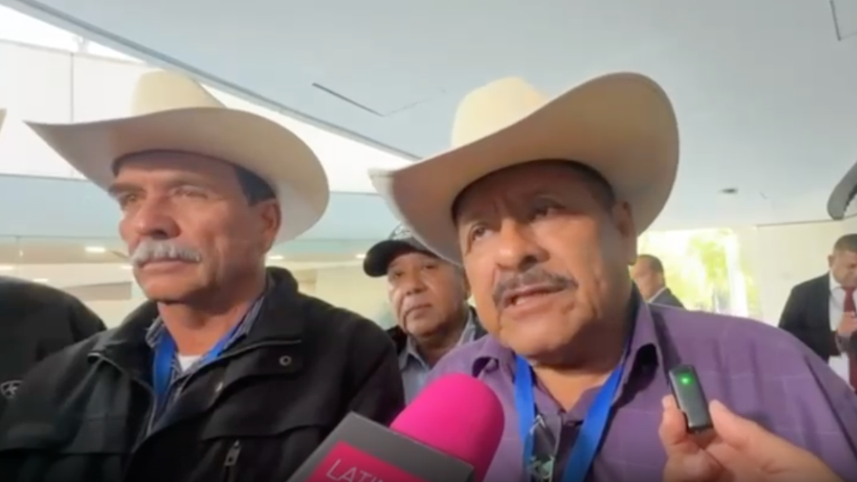 Cuatro líderes de organizaciones agrarias y sindicales en una conferencia, discutiendo temas relacionados con protestas y demandas en México.