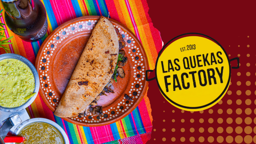 Un plato de quesadilla dorada sobre un plato de cerámica con salsas de guacamole y verde, acompañado de una botella de bebida y un fondo de mantel colorido, con el logo de Las Quekas Factory.