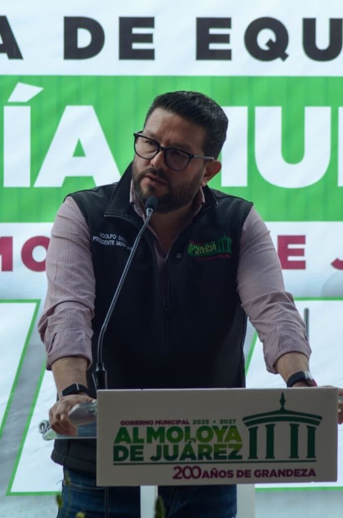 El presidente municipal Adolfo Solis Gómez dando un discurso en un evento de entrega de equipamiento a la Policía Municipal de Almoloya de Juárez.