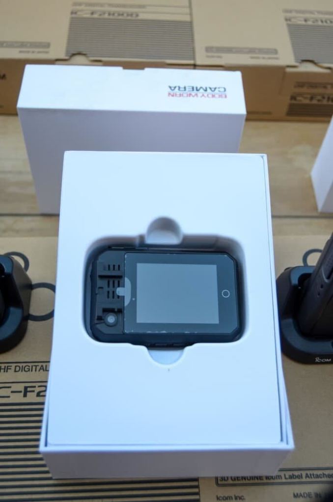 Cámara de solapa en su empaque, utilizada por la Policía Municipal para mejorar la seguridad y supervisión.