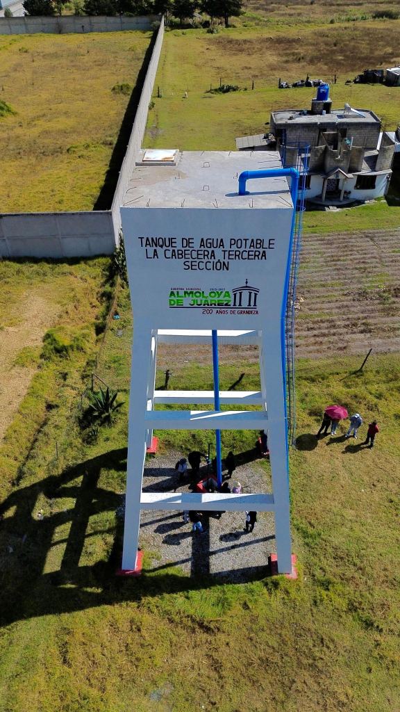 Tanque de agua potable La Cabecera Tercera Sección, con estructuras visibles y personal trabajando alrededor, en Almoloya de Juárez.