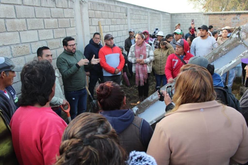 El presidente municipal Adolfo Solís Gómez habla con un grupo de personas en un evento comunitario relacionado con el programa Pueblo y Gobierno.
