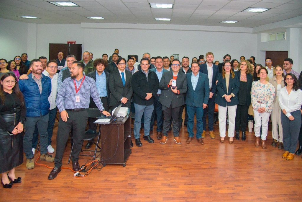 Fotografía del lanzamiento de la aplicación Rutómetro, con un grupo de personas en una sala, incluyendo a funcionarios y colaboradores, celebrando el desarrollo de la herramienta para mejorar la movilidad en el Valle de Toluca.